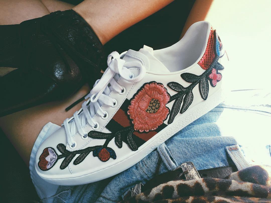 Pantofi cu broderie florală